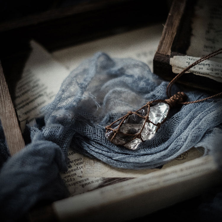 【Frozen marks】Tea-colored Crystal Spider Web Necklace